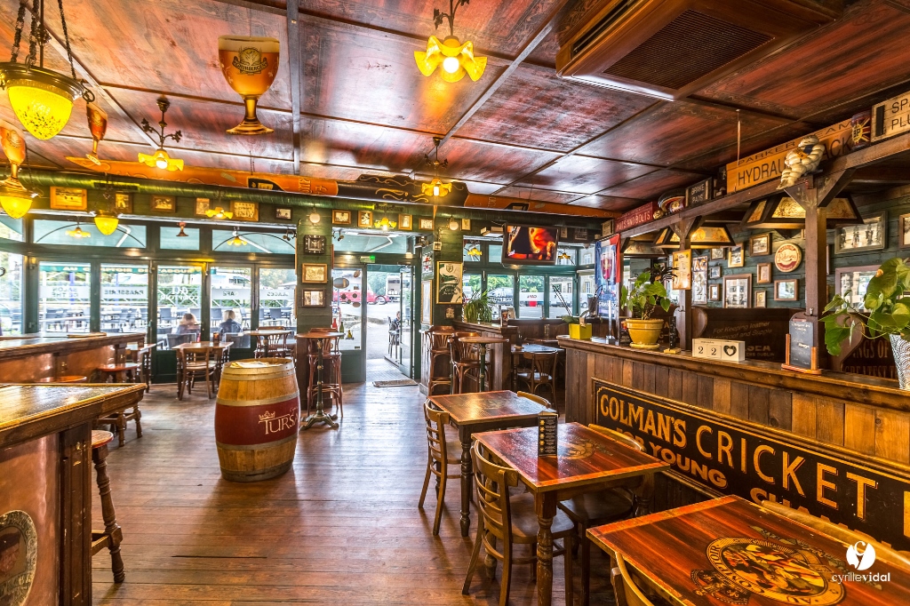 Intérieur chaleureux du Comptoir de l'Adour